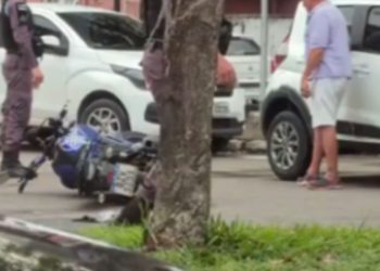 Homem fica gravemente ferid0 após moto b4ter em carro no Lírio do Vale