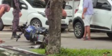 Homem fica gravemente ferid0 após moto b4ter em carro no Lírio do Vale