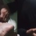 Homem corta tornozeleira eletrônica e fica rindo em vídeo; veja