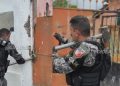 Vídeo: PM arranca portão irregular usado por tr4ficantes para controlar acesso em bairro de Manaus