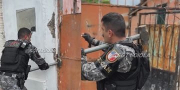 Vídeo: PM arranca portão irregular usado por tr4ficantes para controlar acesso em bairro de Manaus