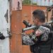 Vídeo: PM arranca portão irregular usado por tr4ficantes para controlar acesso em bairro de Manaus
