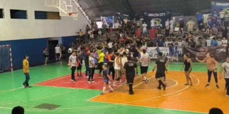 Vídeo: Partida do Amazonense Sub-12 termina em briga e invasão de quadra em Manaus