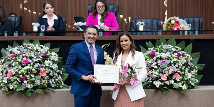 Felipe Souza homenageia superintendente da Polícia Federal com Diploma Mulher Cidadã Amazonense