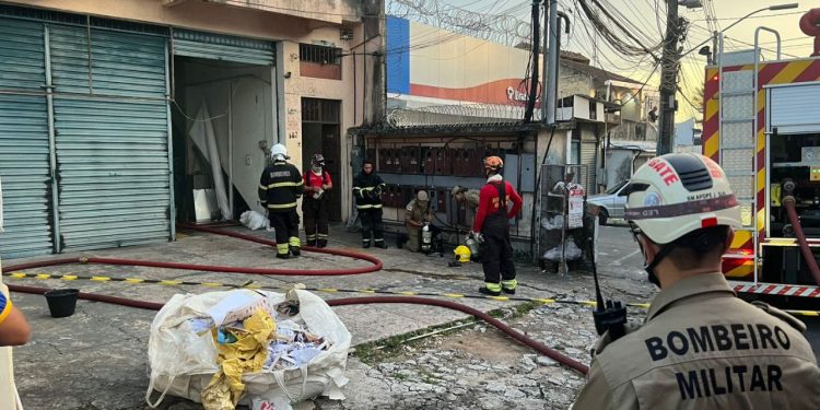 Máquina pega fogo e causa incêndio em gráfica no bairro Nossa Senhora das Graças