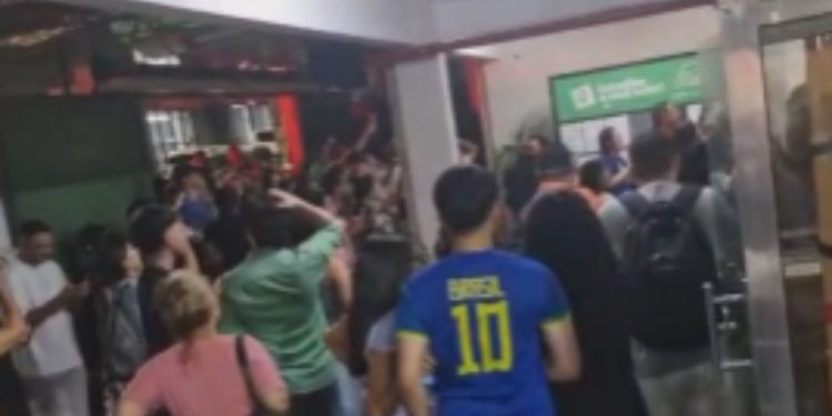 Confusão na ESBAM: alunos barrados na catraca fazem protesto e PM é acionada