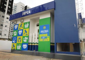 Menina de 5 anos é encontrada sozinha na rua de madrugada e resgatada por gari em Manaus