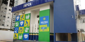 Menina de 5 anos é encontrada sozinha na rua de madrugada e resgatada por gari em Manaus