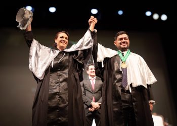 Em cerimônia, André Zogahib e Katia Couceiro são empossados nos cargos de reitor e vice-reitora da UEA