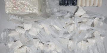 Pr3sa dupla com dupla nacionalidade que gerenciava laboratório de cocaína no Vieiralves