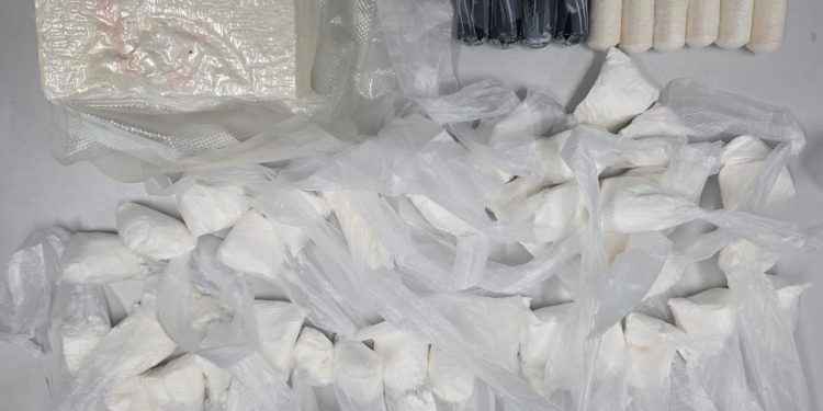 Pr3sa dupla com dupla nacionalidade que gerenciava laboratório de cocaína no Vieiralves