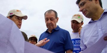 Sai edital de licitação para recuperar trecho do meio da BR-319 e Omar Aziz destaca momento histórico para o Amazonas