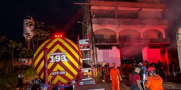 Chamas atingem depósito de recicláveis e família consegue sair a tempo em Manaus