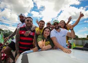 ‘Tropa da Professora’: Maria do Carmo e comitiva arrastam multidão em Itacoatiara