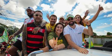 ‘Tropa da Professora’: Maria do Carmo e comitiva arrastam multidão em Itacoatiara