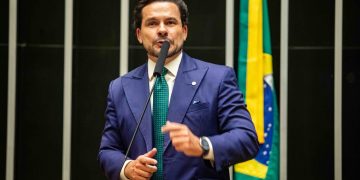 Capitão Alberto Neto repudia tentativa de barrar editais da BR-319: “O Amazonas não aceita mais o isolamento”