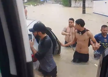 Vídeo: Carro fica alagado em avenida transformada em ‘rio’ em Manaus