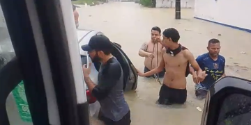 Vídeo: Carro fica alagado em avenida transformada em ‘rio’ em Manaus