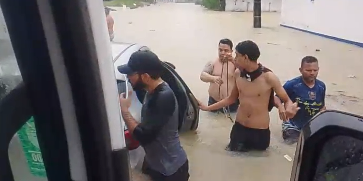 Vídeo: Carro fica alagado em avenida transformada em ‘rio’ em Manaus