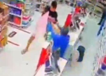 Vídeo: veja momento em que bandid0 é m0rto com seis tir0s por policial dentro da farmácia 