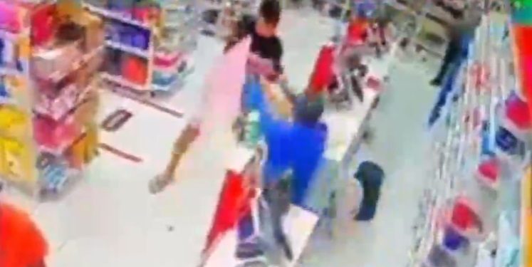 Vídeo: veja momento em que bandid0 é m0rto com seis tir0s por policial dentro da farmácia