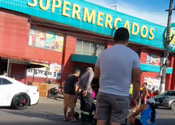 Vídeo: Motoqueiro atr0pela idoso que atravessava a avenida Grande Circular