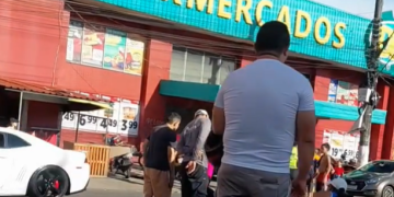 Vídeo: Motoqueiro atr0pela idoso que atravessava a avenida Grande Circular