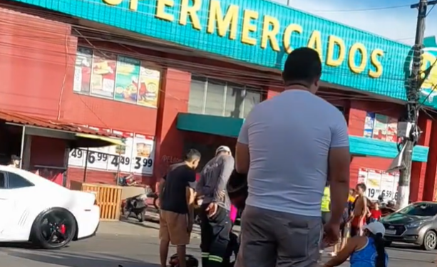 Vídeo: Motoqueiro atr0pela idoso que atravessava a avenida Grande Circular