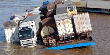 Vídeo: veja imagens da balsa que se partiu e afundou no Rio Amazonas