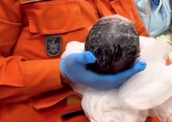 Bebê não espera e nasce a caminho da maternidade na rua em Manaus