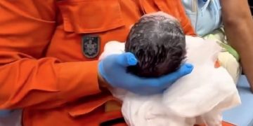 Bebê não espera e nasce a caminho da maternidade na rua em Manaus