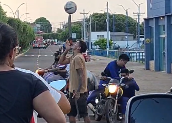 Vídeo: Motociclistas c0lidem motos após verem malabarista com terçado equilibrando bola em Tefé