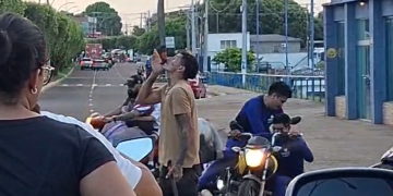 Vídeo: Motociclistas c0lidem motos após verem malabarista com terçado equilibrando bola em Tefé