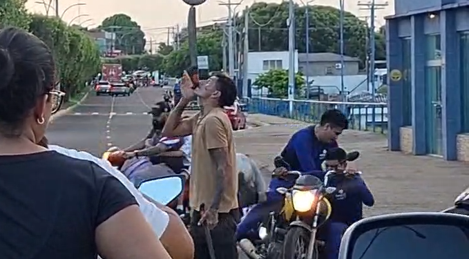Vídeo: Motociclistas c0lidem motos após verem malabarista com terçado equilibrando bola em Tefé