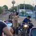 Vídeo: Motociclistas c0lidem motos após verem malabarista com terçado equilibrando bola em Tefé