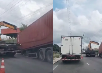 Contêiner se solta de carreta e bloqueia trânsito na Avenida Autaz Mirim, na Zona Leste de Manaus