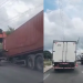Contêiner se solta de carreta e bloqueia trânsito na Avenida Autaz Mirim, na Zona Leste de Manaus