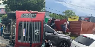 Vídeo: carreta tomba na Cosme Ferreira e motorista é retirado ferid0 na cabeça