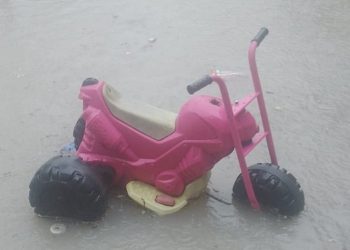 Vídeo: menino cai em bueiro durante chuva em Manaus mas é resgatado vivo