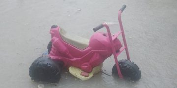 Vídeo: menino cai em bueiro durante chuva em Manaus mas é resgatado vivo