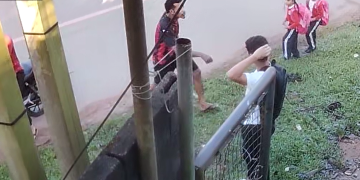 Vídeo: No Tarumã, dupla em moto assalt@ pessoas na parada e cr1anças assistem tudo