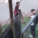 Vídeo: No Tarumã, dupla em moto assalt@ pessoas na parada e cr1anças assistem tudo