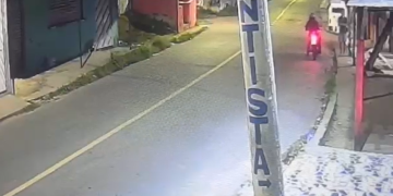 Vídeo: Câmeras flagram arrastã0 contra passageiro de moto por aplicativo na Zona Leste de Manaus