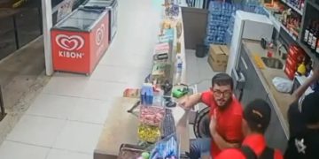 Vídeo: loja de conveniência é alvo de assalt0 em posto de combustíveis em Manaus