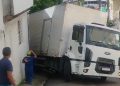 Vídeo: caminhão descontrolado desce ladeira e invade casa no Santo Antônio