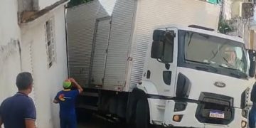 Vídeo: caminhão descontrolado desce ladeira e invade casa no Santo Antônio