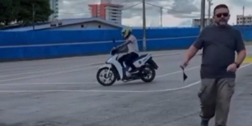 Vídeo: Examinador do Detran-AM é suspeito de agr3dir e c0agir instrutora em Manaus