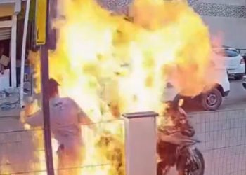 Vídeo: homem coloca fogo na moto para fugir da polícia e acaba queimand0 a mãe