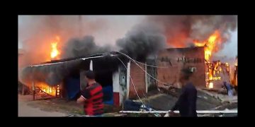 Vídeo: grande incêndio faz famílias perderem tudo no interior do Amazonas