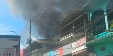 Vídeo: Incêndio destrói fábrica de reciclagem na Zona Oeste de Manaus e provoca congestionamento